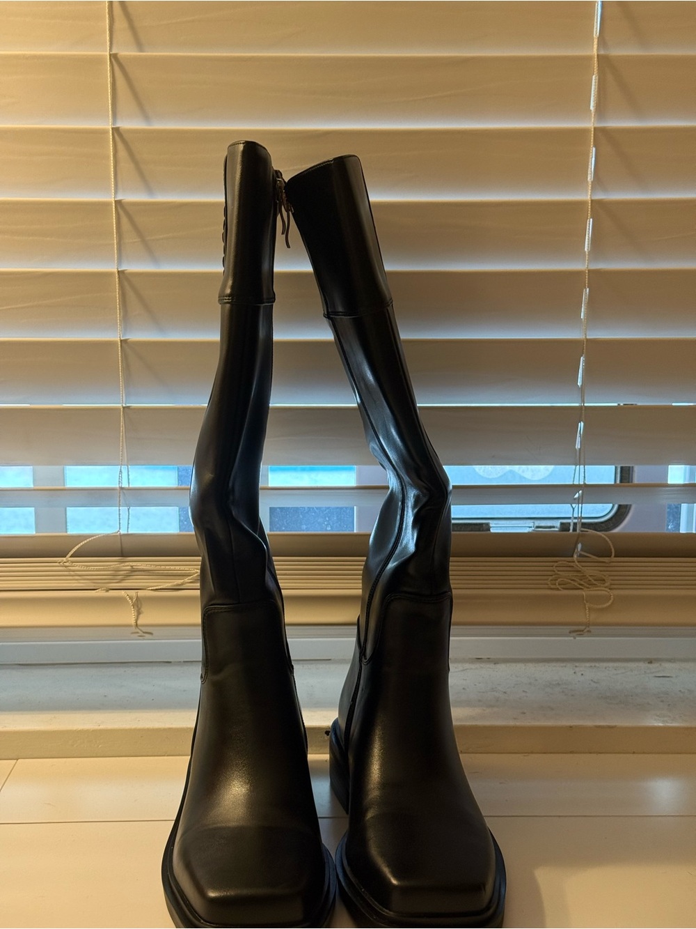 Black Tall Women’s Fashion Boots - Sleek Zip Knee-High